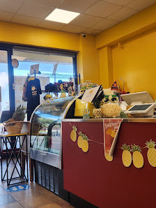 The café counter decorated with pineapple details
